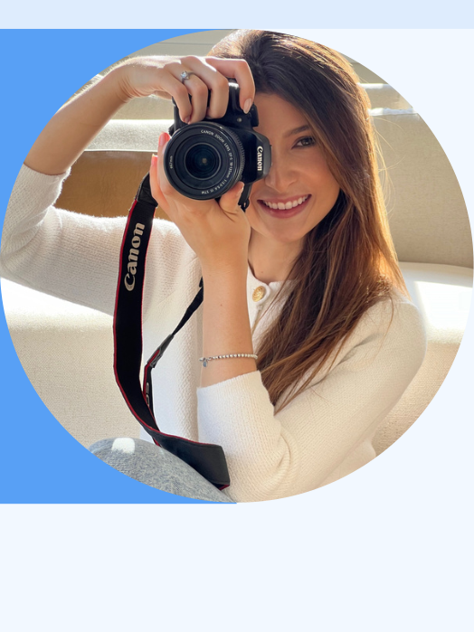 Portrait of Jéssica Fenili with a camera