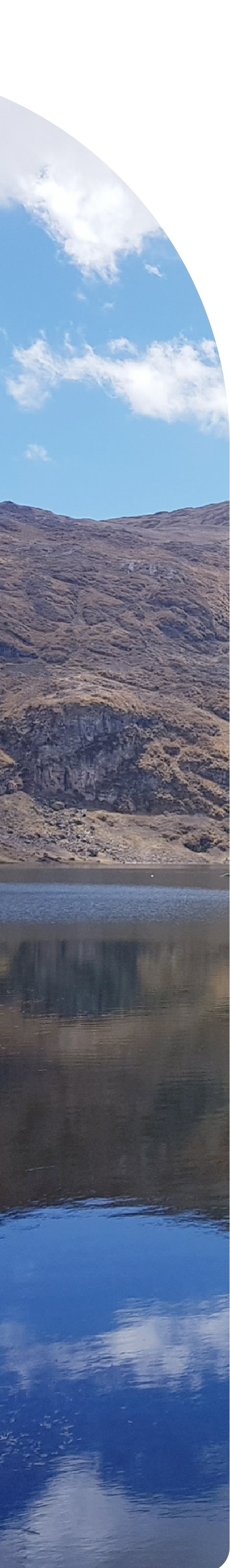 Paisagem montanhosa com lago ao lado esquerdo da página