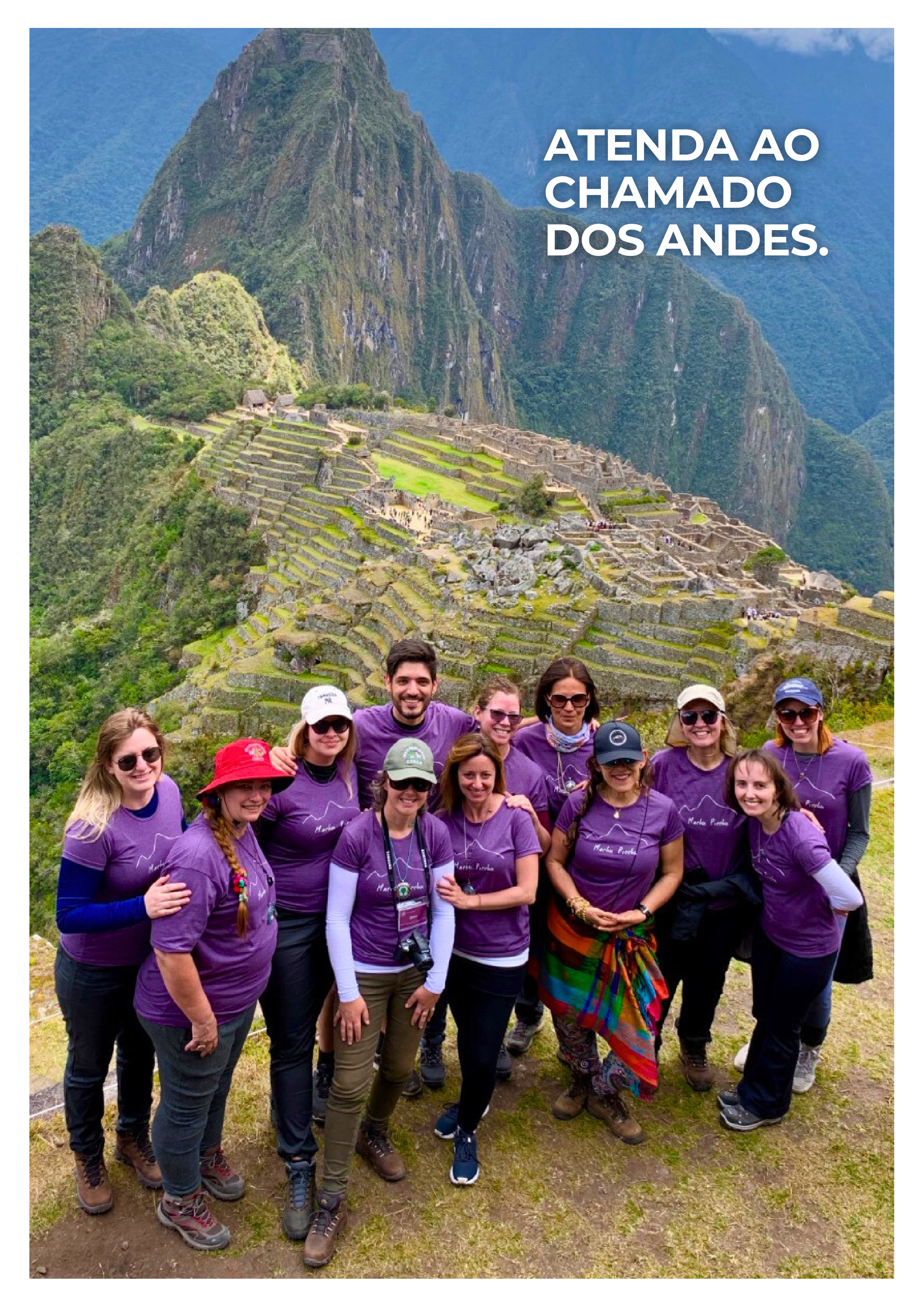 ATENDA AO CHAMADO DOS ANDES. Vista panorâmica das ruínas de Machu Picchu com montanhas ao fundo e um grupo de pessoas vestindo camisetas roxas em primeiro plano.